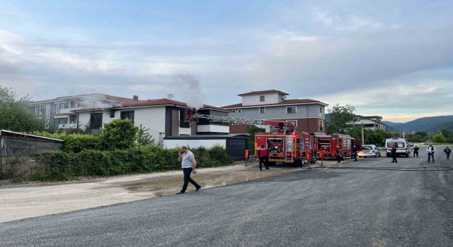 Sakaryada iki katlı evde çıkan yangın korkuttu