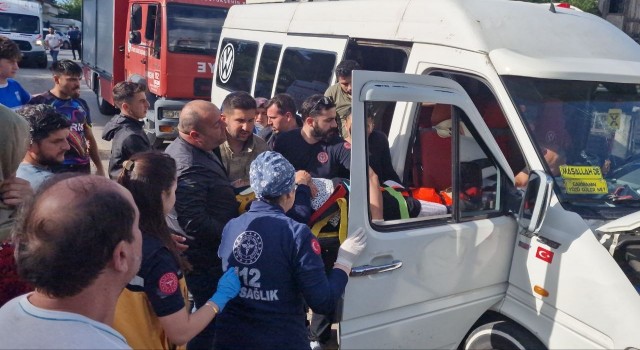 Sakaryada otomobil ile minibüs kafa kafaya çarpıştı: 4 yaralı