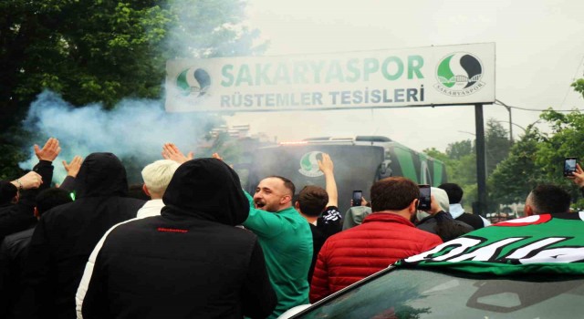 Sakaryasporlu taraftarlar, takımı derbiye meşale ve tezahüratlarla uğurladı