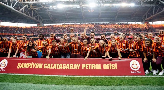 Şampiyon Galatasaray Kadın Futbol Takımı, RAMS Parkta taraftarlarla buluştu