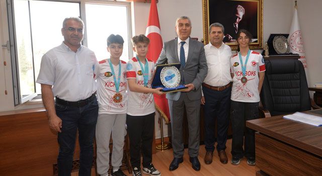 Şampiyon Öğrencilerden İl Milli Eğitim Müdürüne Ziyaret