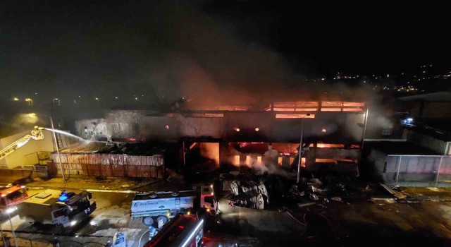 Samsunda yatak ve koltuk fabrikasındaki yangın sürüyor: Vali Tavlı ve Başkan Doğan olay yerinde