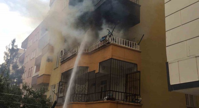 Şanlıurfada yangında binada mahsur kalan 8 kişiyi itfaiye kurtardı