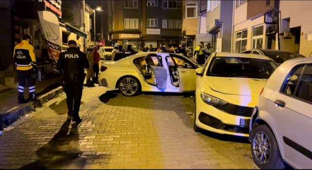 Sarıyerde uygulamadan kaçan otomobil sürücüsü, park halindeki araçlara çarptı: 2 yaralı