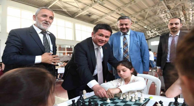 Satranç turnuvasında ilk hamle Başkan Aydından
