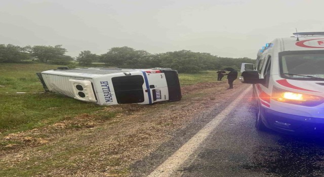 Sera işçisi kadınları taşıyan minibüs devrildi: 14 yaralı