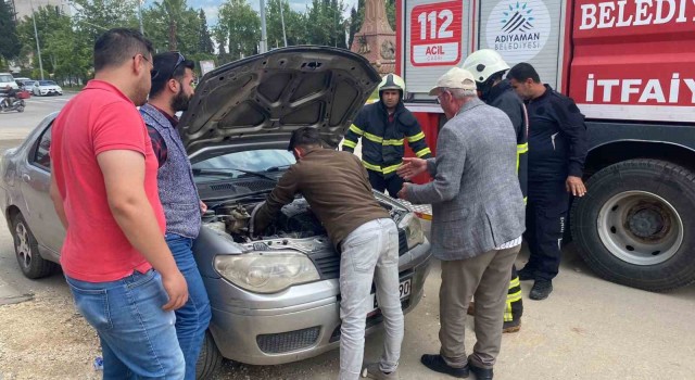 Seyir halindeki otomobil alev aldı