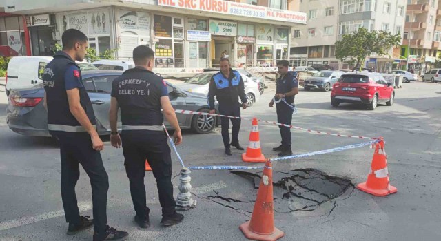 Seyir halindeyken yol çöktü, otomobil hasar aldı