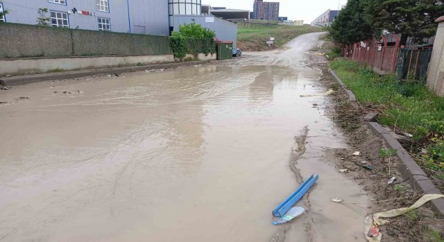 Şiddetli yağış, Kahramankazanda da caddeleri sular altında bıraktı