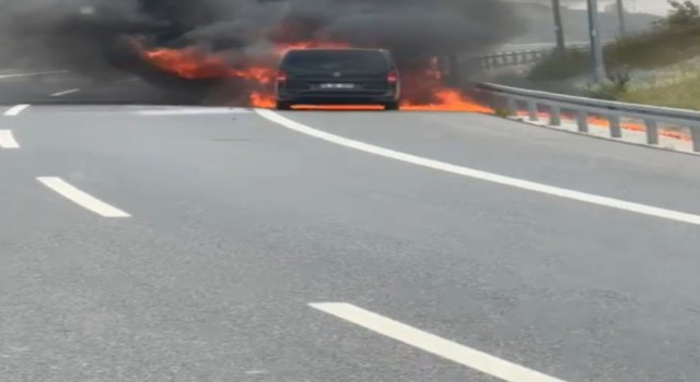 Silivri Kuzey Marmara Otoyolunda ticari araç alev alev yandı