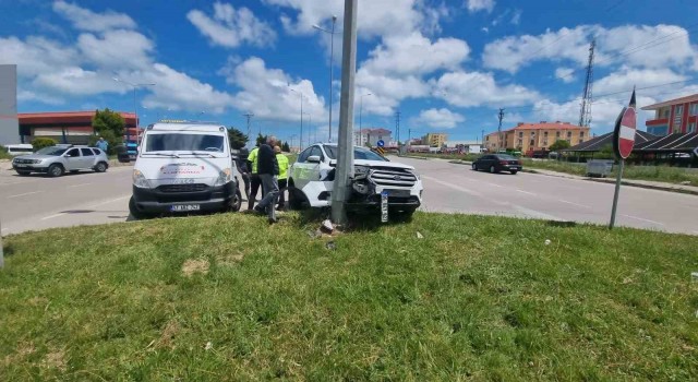 Sinopta otomobil elektrik direğine çarptı: 2 yaralı