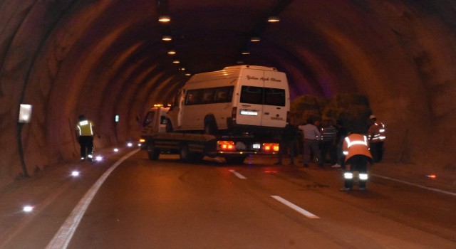 Sinopta traktör ile yolcu minibüsü çarpıştı: 11 yaralı