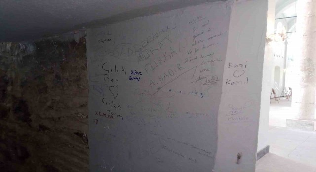 Sivrihisarın asırlara meydan okuyan tarihi kilisesi vandalların hedefi oldu