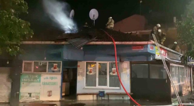 Sultangazide 4 iş yerinin olduğu bina alev alev yandı