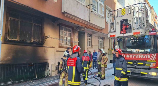 Sultangazide bodrum kattaki daire alev alev yandı: Faciadan dönüldü