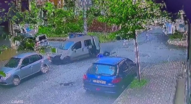 Sultangazide feci kaza kamerada: Hafif ticari araç ile çarpışan motosikletli 2 kişi havaya savruldu