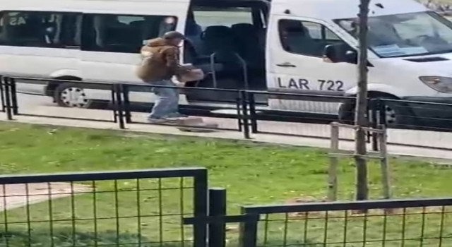 Sultangazide servis aracı ile parktaki şev taşlarını böyle çaldı