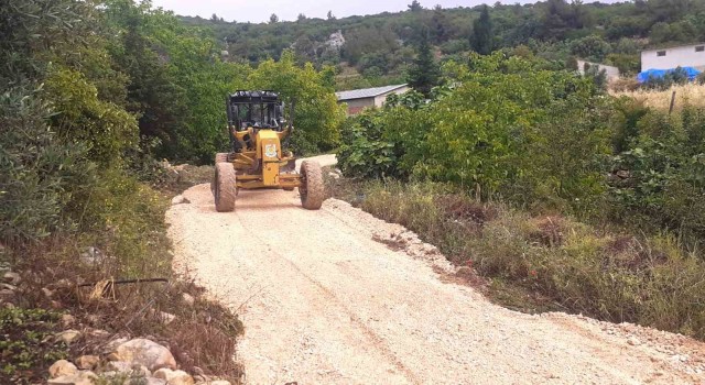 Tarsusta afet sonrası hasar oluşan köy yolları onarıldı