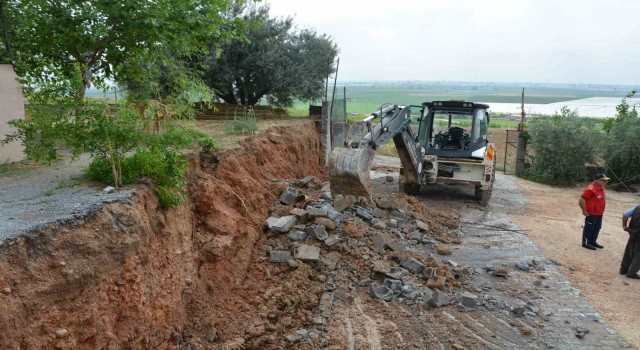 Tarsusta fırtınada devrilen istinat duvarı otomobilin üzerine düştü