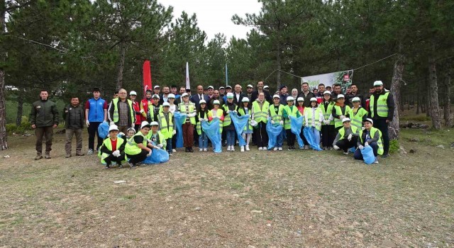 Tavşanlıda Orman benim kampanyası ile 1 saatte onlarca büyük poşet çöp toplandı