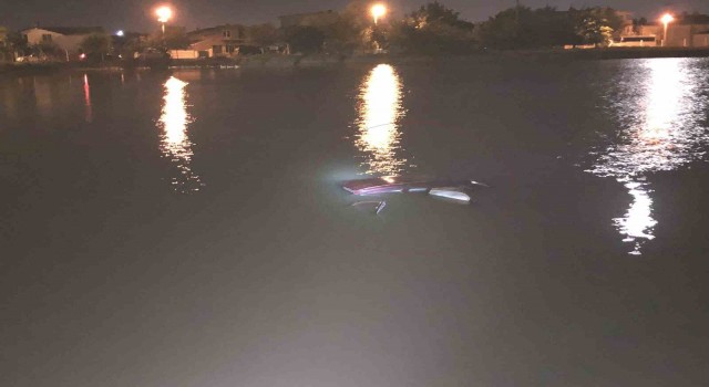 Tekirdağda otomobili ile gölete uçan sürücü yüzerek kurtuldu