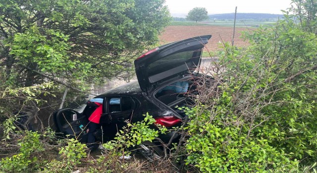 TEMde bariyerleri aşan otomobil şarampole uçtu: 4 yaralı