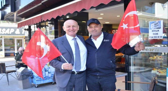 Termede binlerce Türk bayrağı dağıtıldı