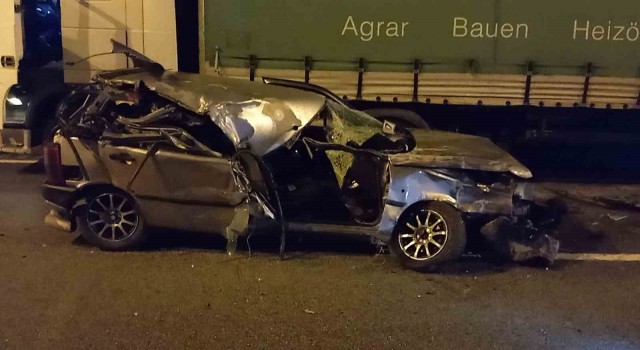 Tıra çarpan otomobil hurdaya döndü: 1 yaralı