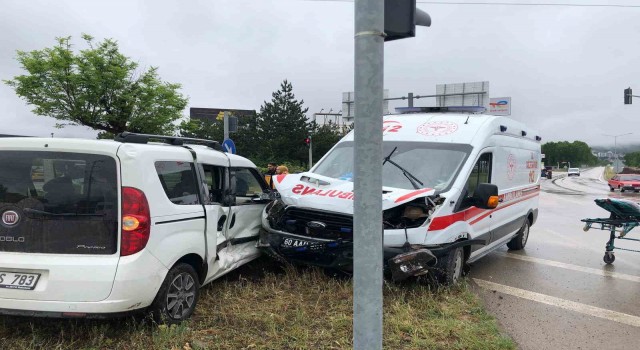 Tokatta ambulans ile panelvan araç çarpıştı: 3 yaralı