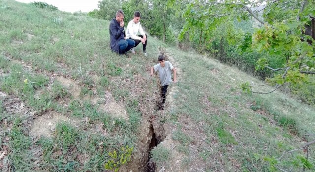 Tokatta deprem sonrası insan boyunda çatlaklar oluştu