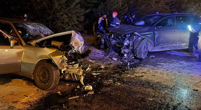Tokatta facia gibi kaza: Kafa kafaya çarpışan araçlarda 7 kişi yaralandı