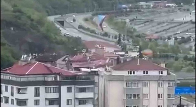 Trabzonda fırtına dev Trabzonspor bayrağını uçurdu