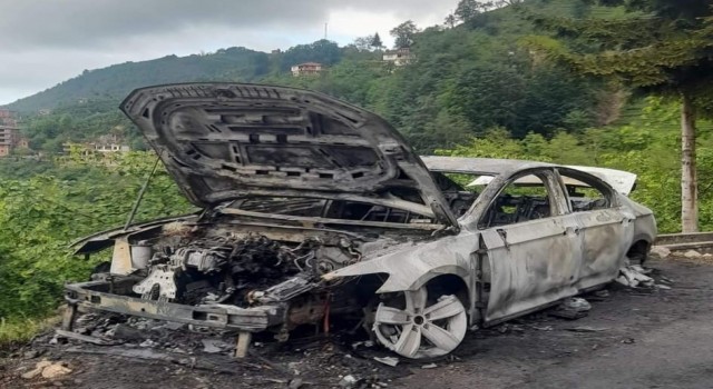 Trabzonda park halindeki otomobil alev alev yandı