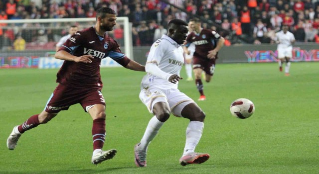 Trendyol Süper Lig: Samsunspor: 3 - Trabzonspor: 1 (İlk yarı)