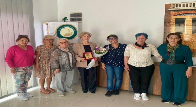 Türk Anneler Derneği Çeşme Şubesinden şehit annesine plaket