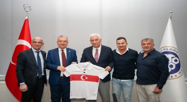 Türk futbolunun unutulmaz isimleri Rektör Leventi ziyaret etti