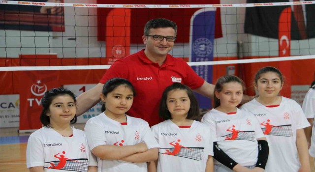 Türkiyenin 33. Fabrika Voleybolu Gümüşhaneye açıldı