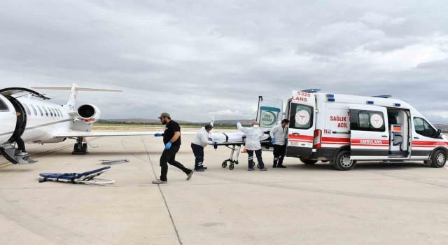 Umrede rahatsızlanan vatandaş ambulans uçakla yurda getirildi
