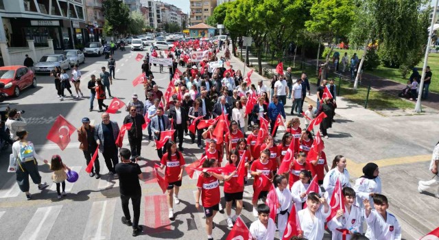 Uşakta Gençlik Festivali kortej yürüyüşüyle başladı