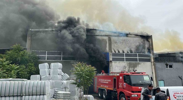 Uşakta tekstil fabrikasında çıkan yangın kontrol altına alındı