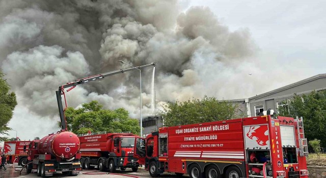 Uşakta tekstil fabrikasında çıkan yangına müdahale ediliyor