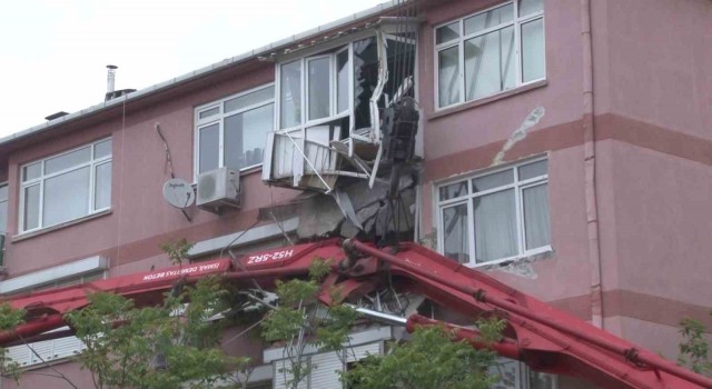 Üsküdarda beton pompası apartmanın üzerine devrildi: 2 balkon çöktü