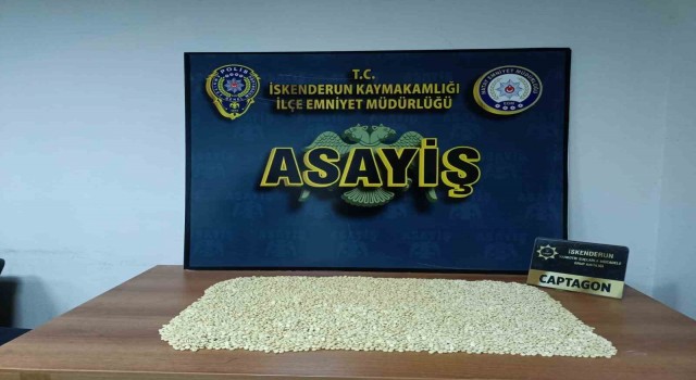 Uyuşturucu dolu çantayı bir araçtan diğerine teslim ederken suçüstü yakalandılar