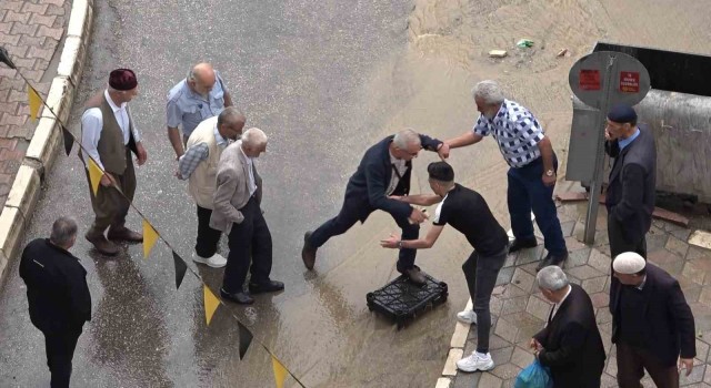 Vatandaşlardan dereye dönen yola ‘kasalı çözüm