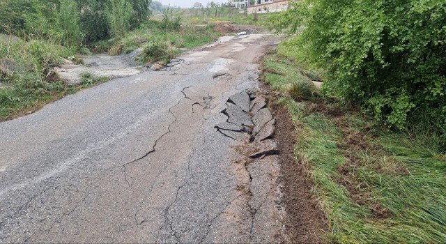 Yağmur suyu taşkını asfaltı çökertti