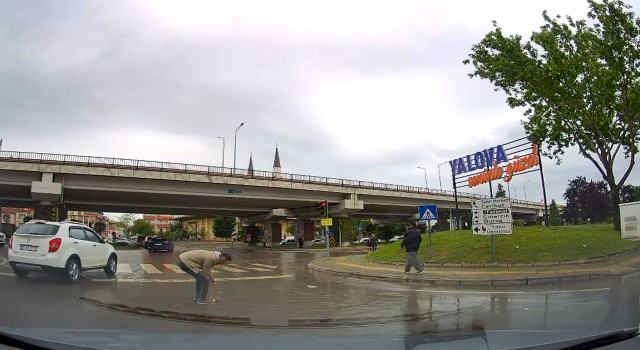 Yalovada araç motoruna giren kediyi itfaiye kurtardı