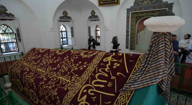 Yıldırım Bayezid Türbesinin yenilenen puşide örtüsü yerine serildi