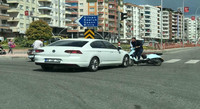 Yolu karıştıran sürücü motosiklete çarptı