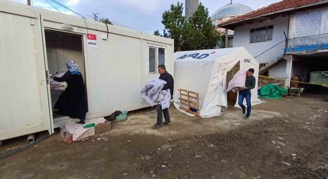 Yozgatta evi depremde ağır hasar gören aileler çadırdan konteynerlere yerleşiyor