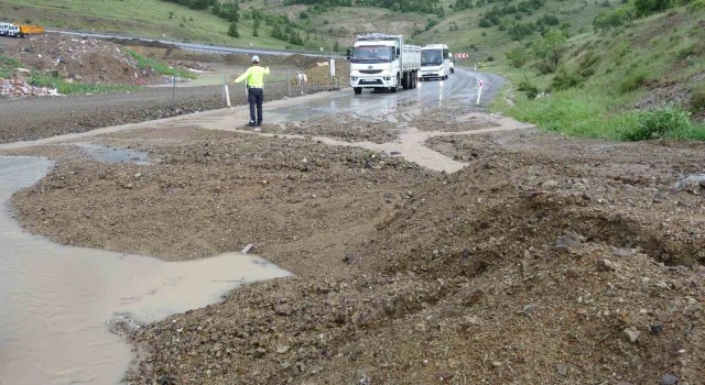 Yozgatta şiddetli yağış toprak kaymasına neden oldu, trafikte aksamalar yaşandı